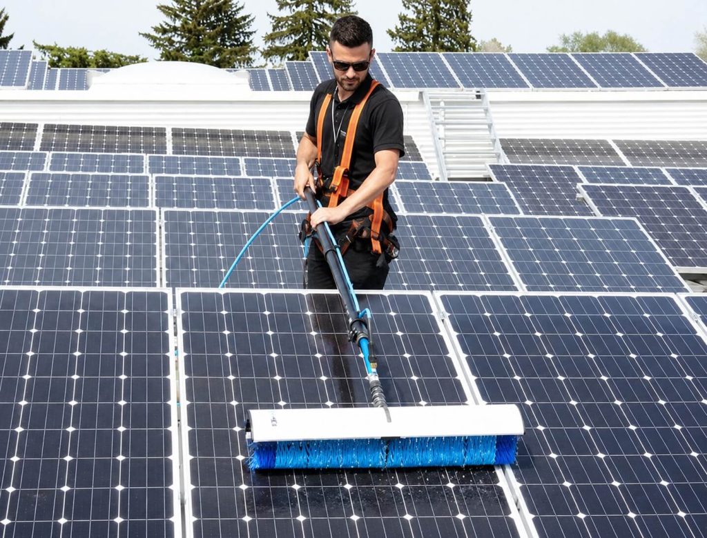 Reinigung von Solarpanels auf Dach
